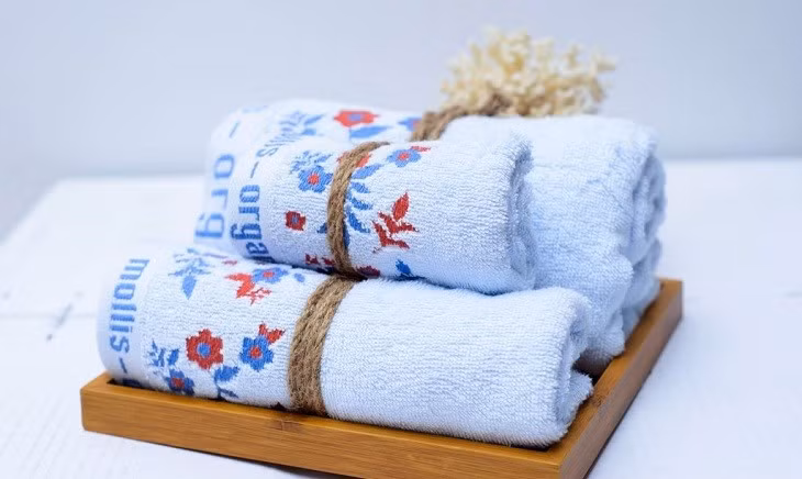 Dùng khăn bông cuộn lại và đặt vào tủ lạnh để khử mùi khó chịu.