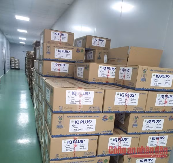 Hàng thùng sữa bột giả các loại được chất trong các kho xưởng sản xuất chuẩn bị đưa ra thị trường.