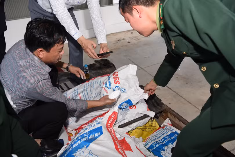 Lực lượng chức năng kiểm tra nguyên liệu caffeine.