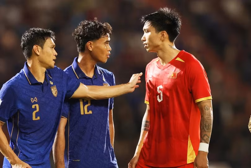 Hậu vệ Đoàn Văn Hậu (5) đối đầu Waris Choolthong (12) trong trận Việt Nam thắng Thái Lan 2-0 ở lượt đi chung kết ASEAN Cup 2026, trên sân Rajamangala, Bangkok, Thái Lan ngày 22/8/2026. Ảnh: Đức Đồng.