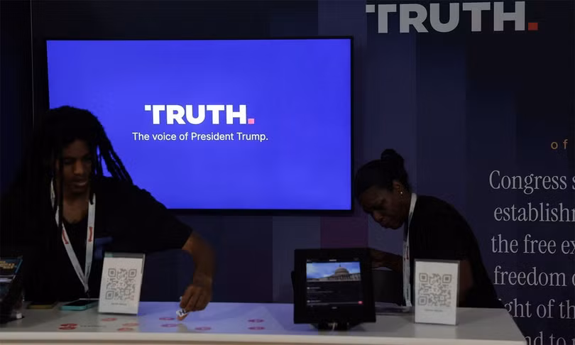Nhân viên tại gian trưng bày của Truth Social ở triển lãm tại thủ đô Washington, Mỹ ngày 2/7. Ảnh: Reuters