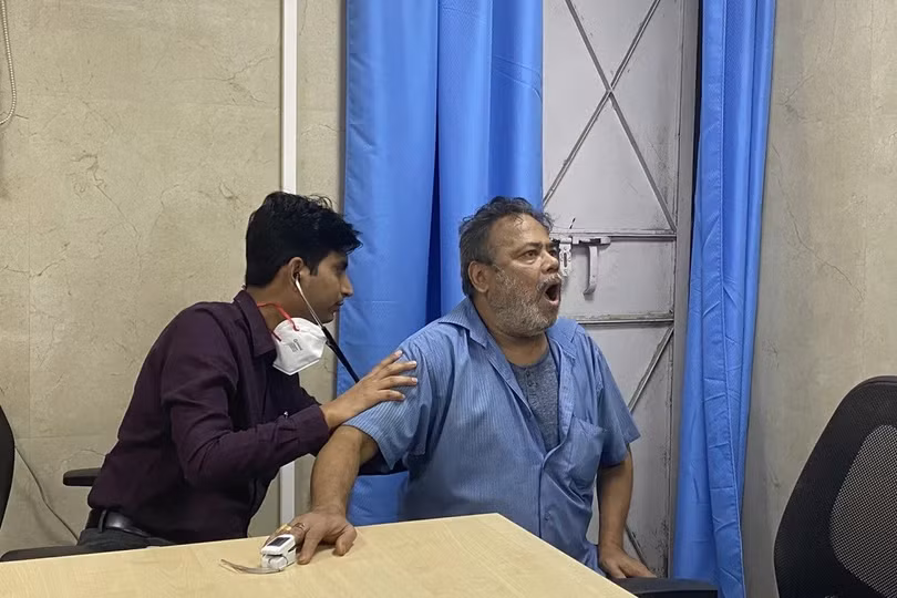Ông Deepak Rajak tại phòng khám điều trị các bệnh do ô nhiễm ở New Delhi. Ảnh: CNN