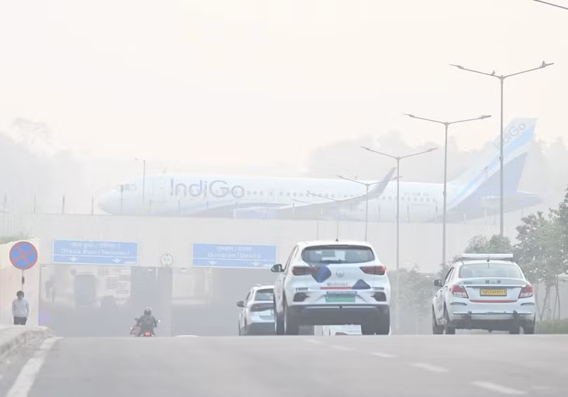 Sương mù dày đặc vào sáng sớm bao phủ Delhi hôm 19/11. Ảnh: Hindustan Times/Getty Images