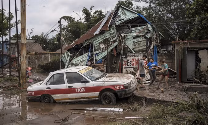 Ngôi nhà bị hư hại vì lũ lụt tại Poza Rica, bang Veracruz, Mexico ngày 11/10. Ảnh: AP