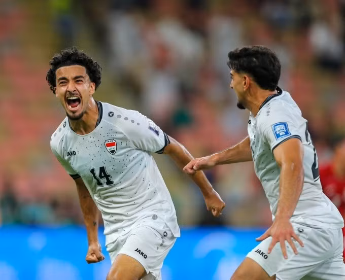 Tiền vệ Iraq Zidane Iqbal (trái) ăn mừng sau khi ghi bàn vào lưới Indonesia. Ảnh: IFA