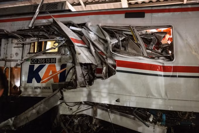 Toa tàu biến dạng sau vụ va chạm ở ga Bekasi Timur, tỉnh Tây Java, Indonesia ngày 27/4. Ảnh: AFP