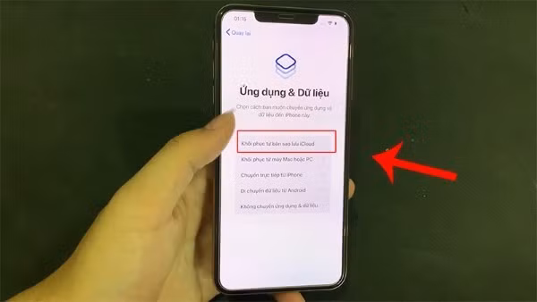 Chọn Khôi phục từ iCloud.