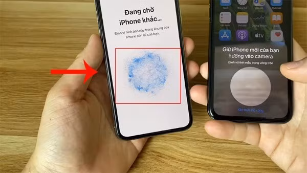 Sử dụng camera của iPhone cũ để quét mã QR hiển thị trên iPhone mới