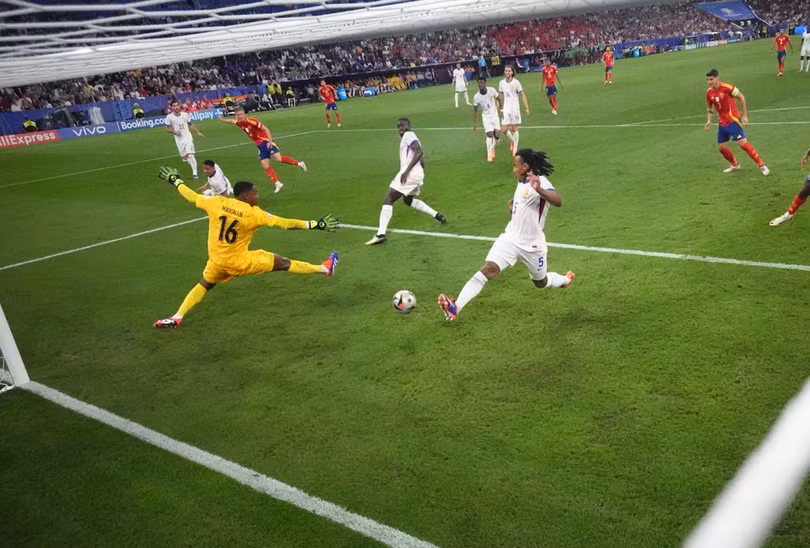 Bàn thắng của Dani Olmo trong trận bán kết Euro 2024 giữa Pháp và Tây Ban Nha trên sân Munich Football Arena, Munich, Đức ngày 9/7/2024. Ảnh: Reuters