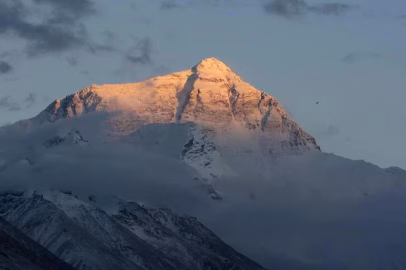 Đỉnh Everest, ngọn núi cao nhất thế giới, còn được biết đến với tên gọi Qomolangma, hiện lên trong ánh hoàng hôn tại Khu tự trị Tây Tạng ngày 4/5/2008.