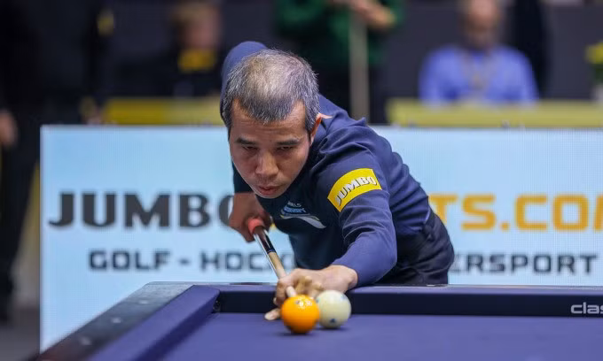Cơ thủ Trần Quyết Chiến tại vòng knock-out carom 3 băng World Cup ở thị trấn Veghel, huyện Meierijstad, tỉnh Bắc Brabant, Hà Lan ngày 25/10/2024. Ảnh: UMB