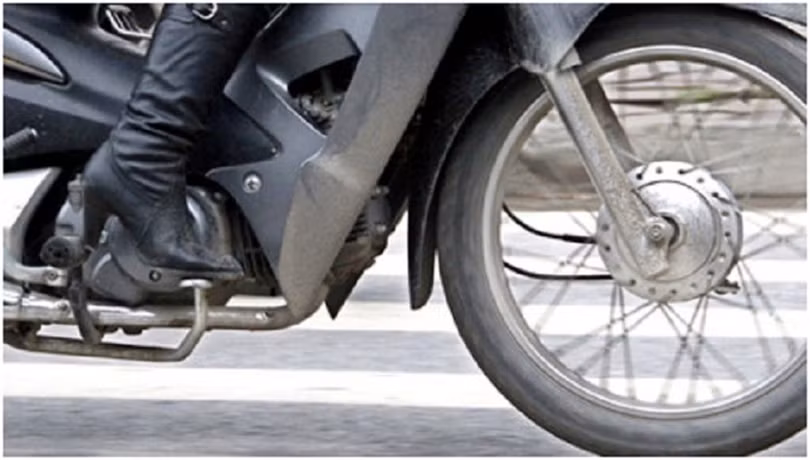 Phanh và ga có chức năng đối lập, nhưng nhiều người lại duy trì thói quen giữ phanh khi vẫn giữ ga