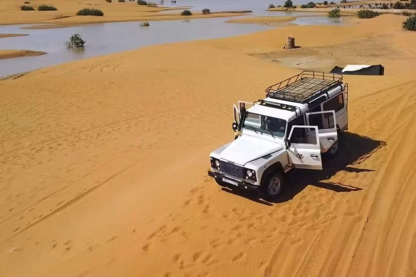 Lượng mưa lớn đổ xuống thị trấn sa mạc Merzouga, gần Rachidia nhiều nhiều vùng ngập lụt. Ảnh: @US_Stormwatch/X, @AMAZlNGNATURE.