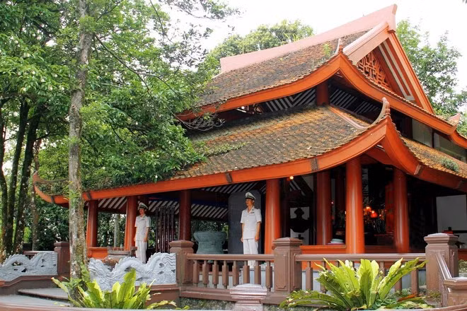 Đền thờ Bác Hồ tại Ba Vì.