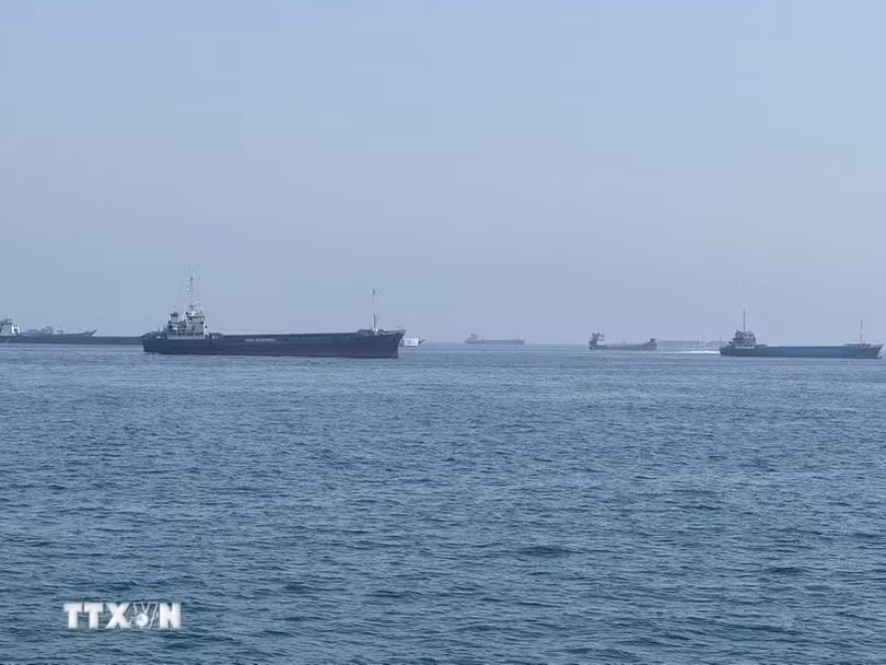 Tàu thuyền di chuyển qua eo biển Hormuz. (Ảnh: THX/TTXVN)