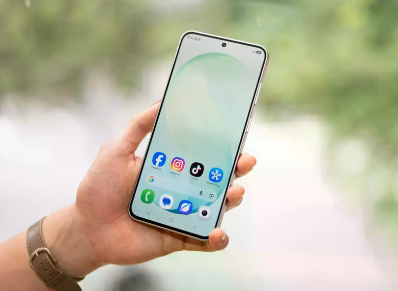 Mẫu S26 FE màn hình 6,7 inch, sử dụng tấm nền AMOLED với độ phân giải Full HD+ và tần số quét 120 Hz. Đây là kích thước tương đối quen thuộc trên dòng máy khi Galaxy S25 FE cũng hướng đến nhóm người dùng thích màn hình lớn nhưng không muốn chuyển sang phiên bản Plus hoặc Ultra.