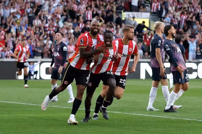 Michael Kayode (giữa) mừng bàn ấn định chiến thắng 3-0. Ảnh: AFP