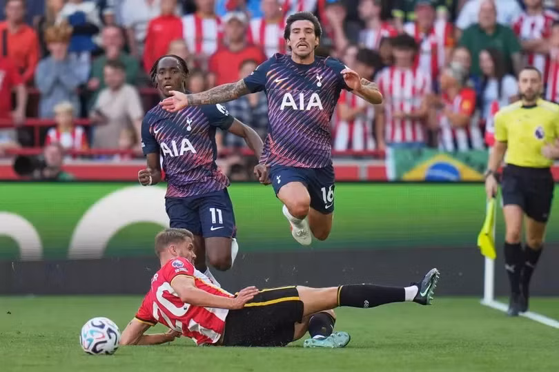 Sandro Tonali (trên) tranh chấp bóng với Kristoffer Ajer trong trận Tottenham thua Brentford 0-3 ở vòng một Ngoại hạng Anh trên sân Gtech Community, London, Anh ngày 22/8/2026. Ảnh: AP