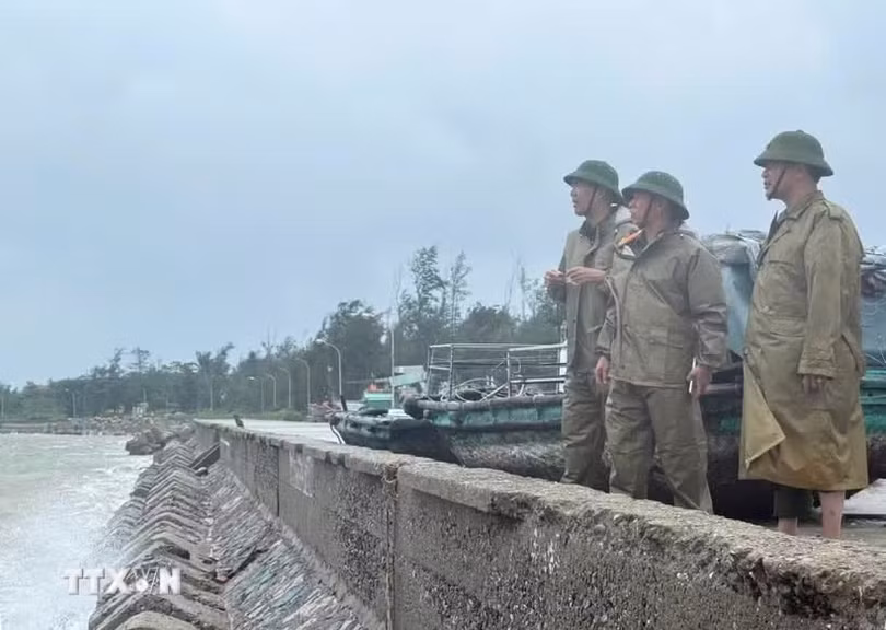 Lực lượng Công an đặc khu Bạch Long Vĩ kiểm tra khu vực âu tàu tránh trú bão. (Ảnh: TTXVN phát)