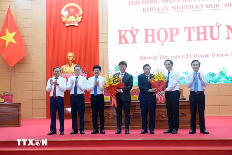 Lãnh đạo UBND tỉnh Quảng Trị tặng hoa chúc mừng ông Lê Hồng Vinh (thứ 5 từ trái sang) giữ chức Thứ trưởng Bộ Xây dưng. (Ảnh: Tá Chuyên/TTXVN)