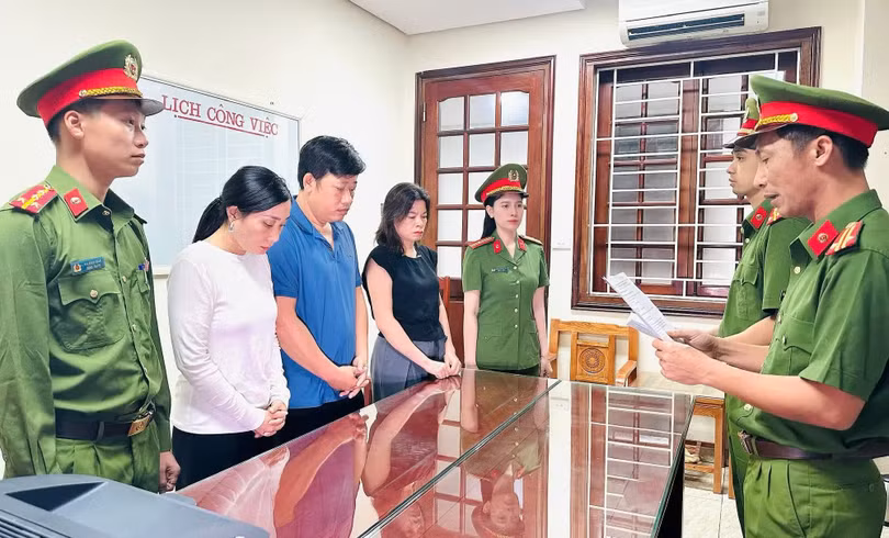 Cơ quan Cảnh sát điều tra Công an tỉnh Thanh Hóa đã khởi tố vụ án, khởi tố Huỳnh Văn Mẩn, Nguyễn Thị Bích Phương và Nguyễn Thị Kim Thoa về tội “Sản xuất, buôn bán hàng giả là thuốc chữa bệnh” quy định tại Điều 194 Bộ luật Hình sự.