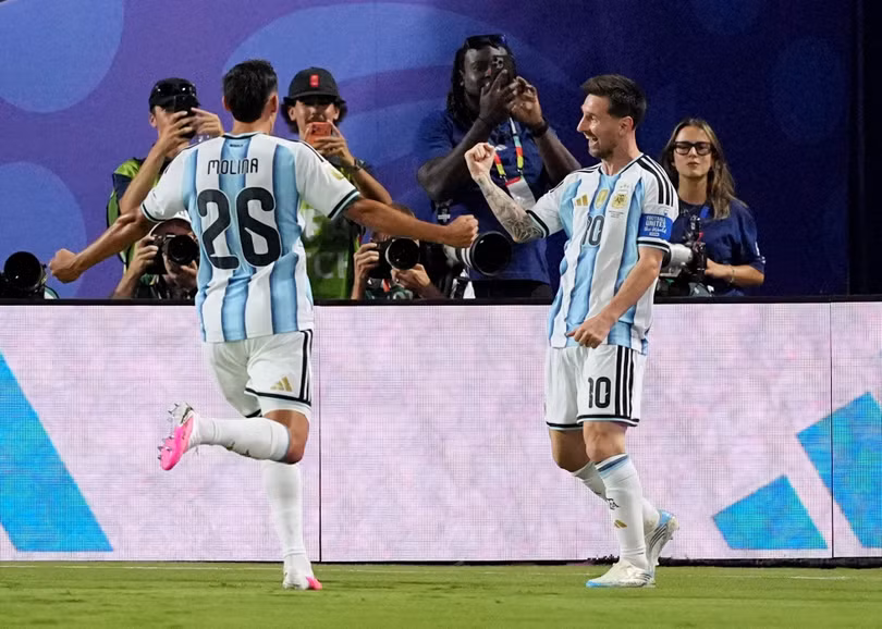 Hàng thủ Algeria bất lực trước Messi.