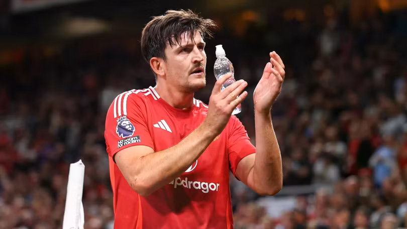 Harry Maguire sẽ hết hạn hợp đồng với Manchester United vào tháng 6/2025. Tân HLV Ruben Amorim vẫn chưa xác định tương lai của trung vệ này. Maguire được cho là chưa muốn rời sân Old Trafford. Lợi thế của anh là đã quen với hệ thống ba hậu vệ của Amorim khi khoác áo tuyển Anh.