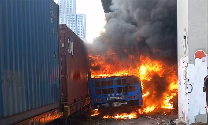 Đám cháy bao trùm xe buýt sau vụ tai nạn ngày 16/5 ở Bangkok, Thái Lan. Ảnh: Bangkok Post