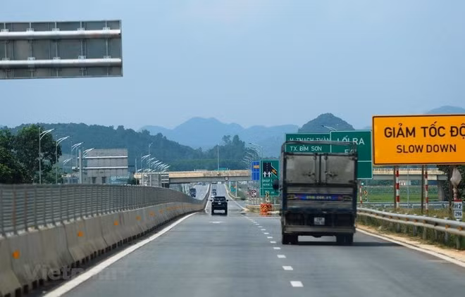 Một đoạn tuyến cao tốc Bắc-Nam 4 làn xe hạn chế được đưa vào vận hành, khai thác. (Ảnh: Việt Hùng/Vietnam+)