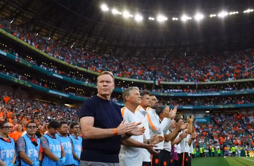 HLV Ronald Koeman (áo đen) trước trận Hà Lan thua Morocco ở vòng 1/16 World Cup 2026 trên sân BBVA, Guadalupe, Monterrey, Mexico ngày 29/6/2026. Ảnh: Reuters