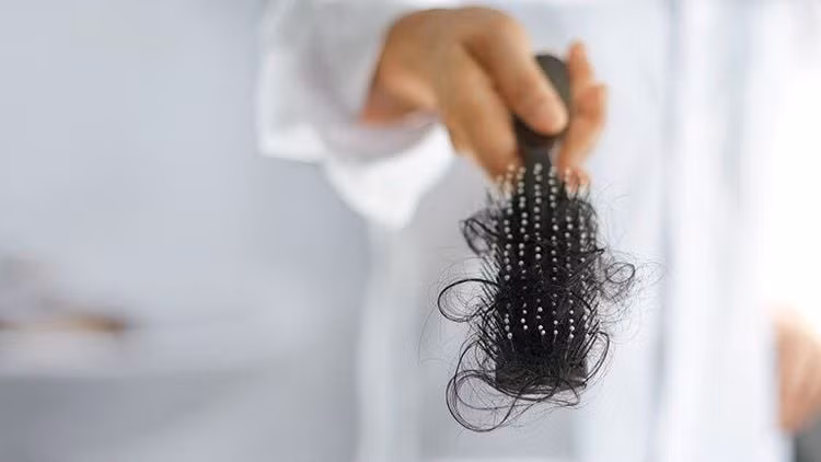 Để hết rụng tóc, bạn cần tìm được nguyên nhân tóc rụng vì sao?