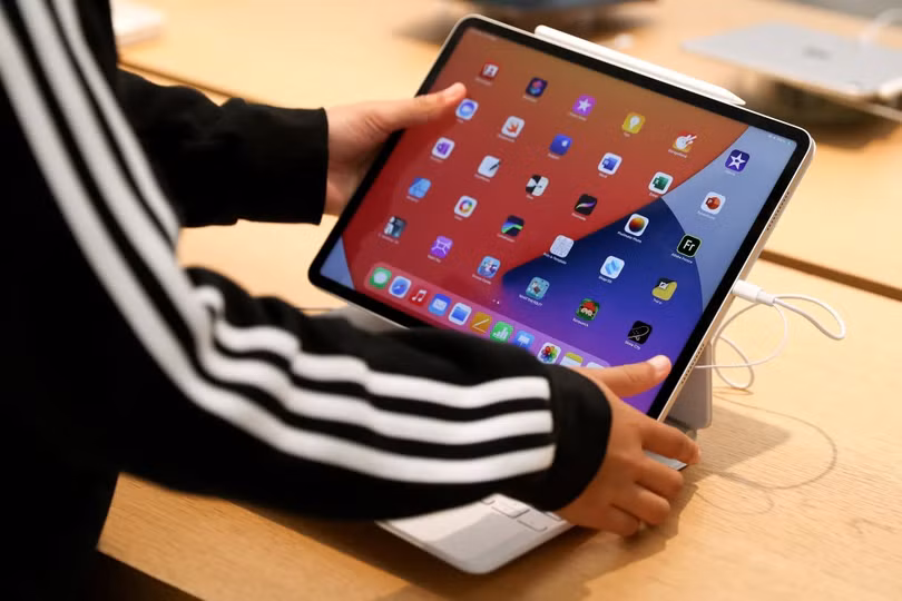 Máy Mac không phải là thiết bị duy nhất được mong đợi tại sự kiến tháng 10 tới. Gurman tin rằng phiên bản "iPad giá rẻ" cũng sẽ có mặt tại sự kiện này. Với việc iPad Air và iPad Pro đã được cập nhật vào năm 2024, nhiều khả năng thiết bị mà Gurman đang đề cập đến là mẫu iPad cơ bản và iPad mini, với lần cuối cùng nhận được thay đổi là từ năm 2022 và 2021. Ảnh: Bloomberg.