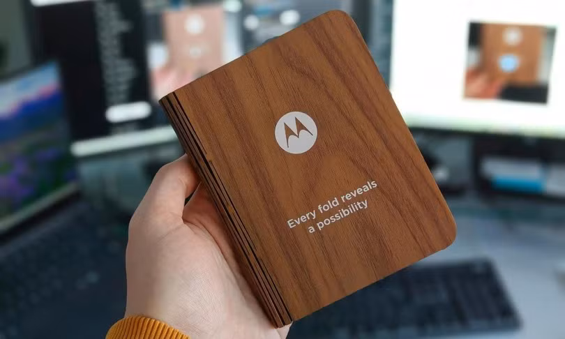 Thư mời họp báo của Motorola gợi ý về smartphone gập dạng cuốn sách. Ảnh: Digital Trends.