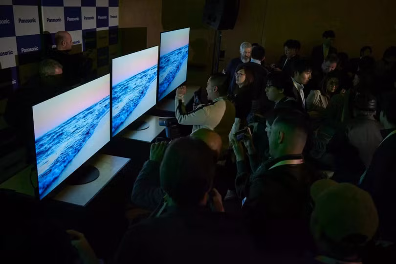 Một gian hàng trưng bày TV tại CES 2024. Ảnh: Bloomberg.