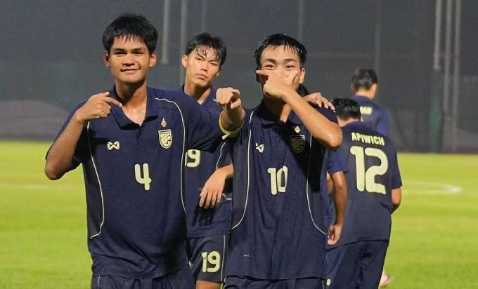 Cầu thủ Thái Lan mừng chiến thắng 3-2 trước Malaysia ở lượt cuối bảng B giải U19 Đông Nam Á 2026 tối 8/6 tại Deli Serdang, Indonesia. Ảnh: Changsuek