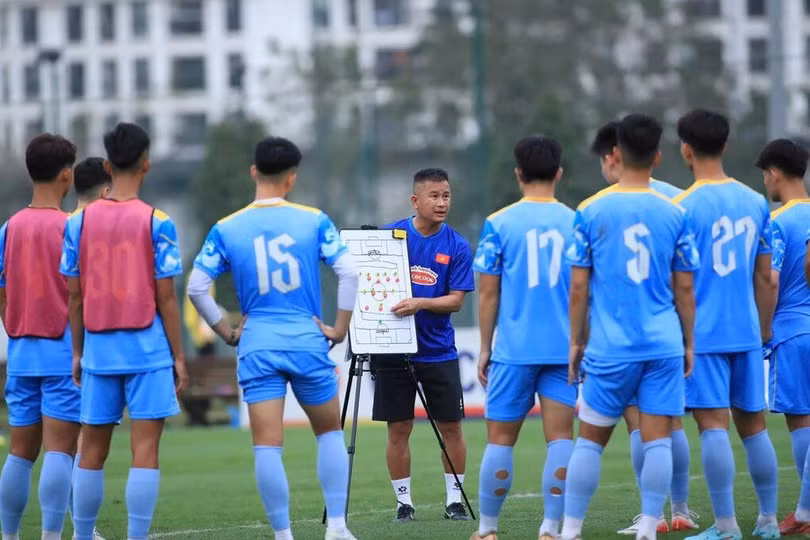 Quyền HLV trưởng Đinh Hồng Vinh (giữa) chỉ đạo trong buổi tập của U23 Việt Nam tại sân Trung tâm đào tạo bóng đá trẻ Việt Nam, Hà Nội ngày 28/7/2026. Ảnh: VFF