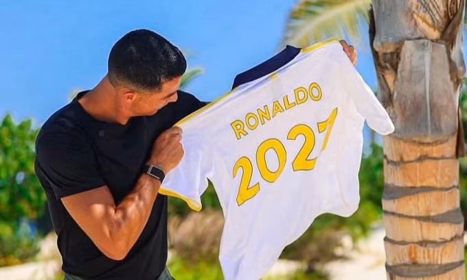 Ronaldo thông báo gia hạn với Al Nassr tới hè 2027. Ảnh: ANFC