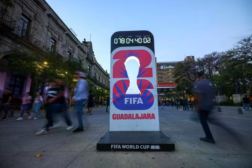 Người dân đi ngang chiếc đồng hồ đếm ngược đến World Cup 2026 tại Guadalajara, Mexico, ngày 24/3.