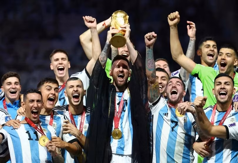 Lionel Messi nâng cao chiếc cúp vô địch World Cup cùng các đồng đội Argentina sau khi giành chiến thắng trong trận chung kết trước Pháp, năm 2022.