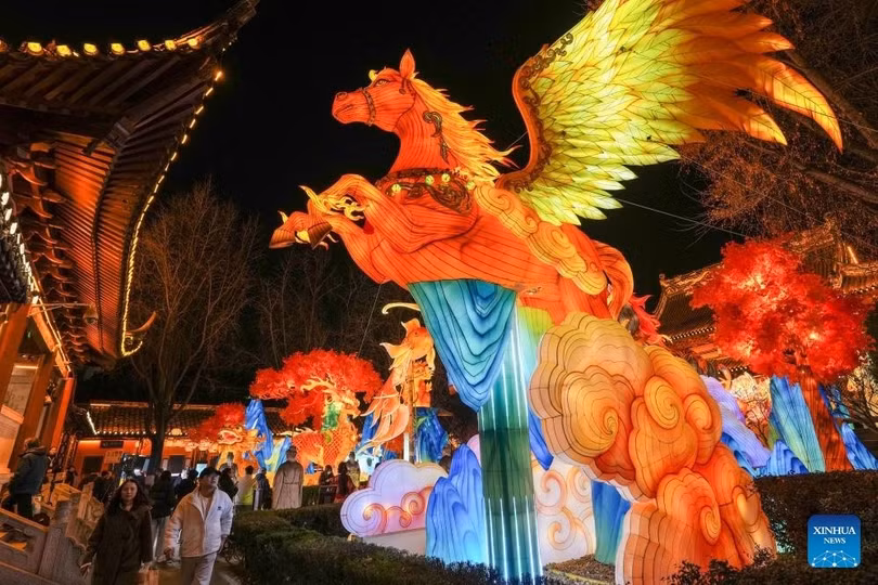 Các nước ở châu Á như Nhật Bản, Hàn Quốc, Trung Quốc, Việt Nam... từ nhiều ngày qua đã trang hoàng rực rỡ để tạm biệt năm cũ 2025, đón chào năm mới., nhiều tuyến phố trên toàn Trung Quốc đã được trang hoàng rực rỡ. Trong ảnh là một khu phố ở Nam Kinh, Trung Quốc. Ảnh: Xinhua.
