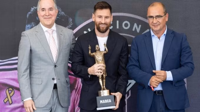 Tỷ phú Jorge Mas, Messi và giám đốc Gallardo (từ trái sang) trong lễ vinh danh Messi trên sân Chase, thành phố Fort Lauderdale, bang Florida, Mỹ ngày 17/10/2024. Ảnh: Miami Herald