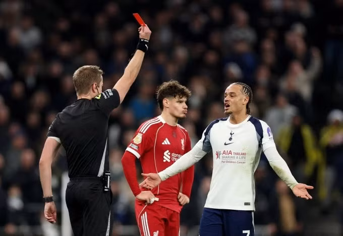 Simons (trắng) nhận thẻ đỏ từ trọng tài Brooks, trên sân Tottenham Hotspur, London hôm 20/12. Ảnh: Reuters