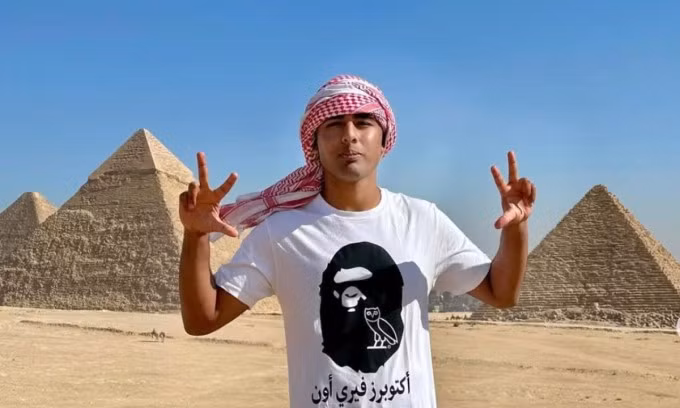Malaviya chụp hình tại lăng mộ của pharaoh Tutankhamun khi đến Ai Cập vào đầu năm nay. Ảnh: Arjun/Instagram