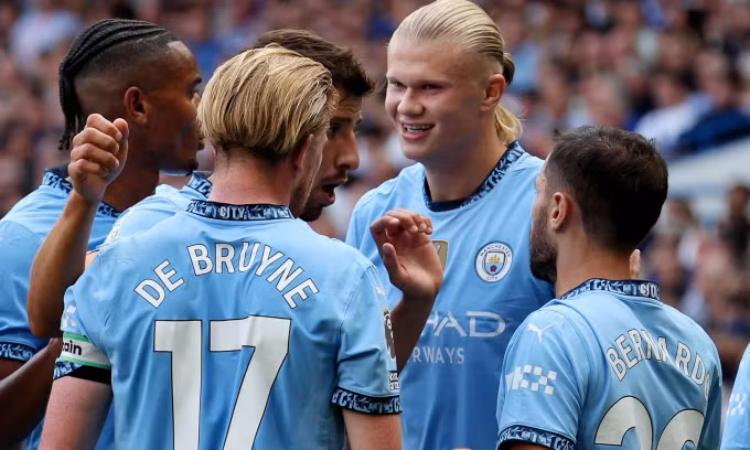 Haaland chia vui với đồng đội sau khi mở tỷ số cho Man City vào lưới Chelsea. Ảnh: Reuters