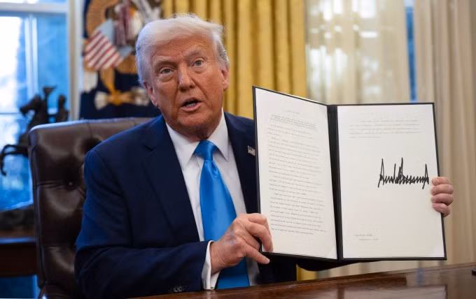 Tổng thống Donald Trump ký sắc lệnh hành pháp rút Mỹ khỏi một số cơ quan của Liên Hợp Quốc tại Phòng Bầu dục, Nhà Trắng, ngày 4/2. Ảnh: AFP