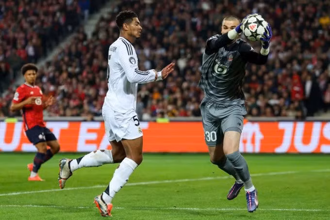 Jude Bellingham không đón kịp bóng ở trận Real Madrid thua Lille. Ảnh: UEFA