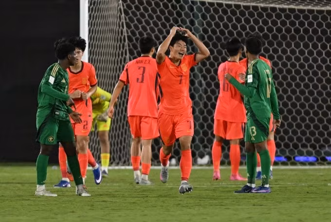 Tiền đạo Trung Quốc He Sifan (số 7) mừng bàn ấn định tỷ số 3-1 trước Arab Saudi ở tứ kết U17 châu Á 2026 trên sân phụ tại King Abdullah Sports City ngày 15/5/2026. Ảnh: AFC