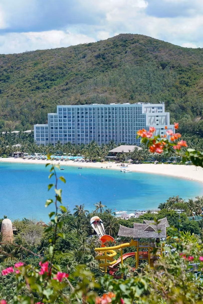 Đảo Hòn Tre (Khánh Hòa) sở hữu nhiều khu vui chơi, nghỉ dưỡng cao cấp, đáp ứng mọi nhu cầu của khách. Ảnh: Linh Huỳnh.