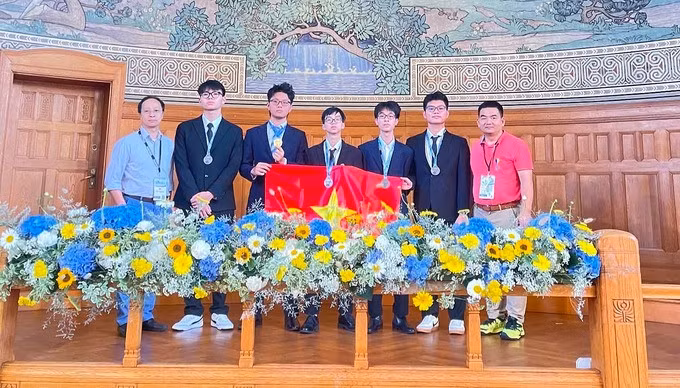 5 học sinh thi EuPhO 2026 cùng các thầy trưởng, phó đoàn. Ảnh: Nhân vật cung cấp