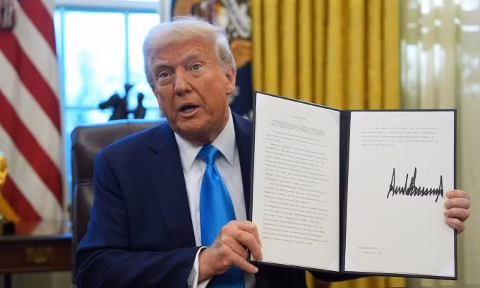 Tổng thống Trump ký sắc lệnh hành pháp tại Nhà Trắng hồi tháng 2/2025. Ảnh: AP